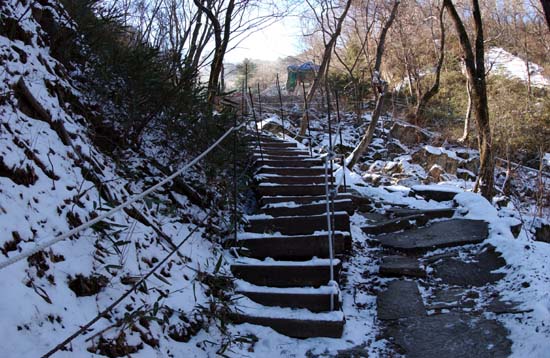 석문을 지났어도 침목 계단을 올라야 경내로 들어설 수 있다. 